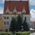 Zabytkowy Dom Wagi Miejskiej w Nysie – renesansowa perełka architektury z ozdobnymi polichromiami.