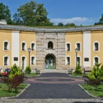 Dziedziniec Bastionu św. Jadwigi w Nysie – zabytkowe kazamaty Twierdzy Nysa.