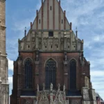 Widok na elewację boczną Bazyliki św. Jakuba w Nysie – detale gotyckiej architektury i potężny dach.