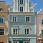 Zabytkowa, bogato zdobiona kamienica przy ulicy Brackiej 12 w Nysie.