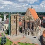 Zabytkowy zespół kościoła św. Jakuba i św. Agnieszki w Nysie – gotycka bazylika z charakterystyczną dzwonnicą.