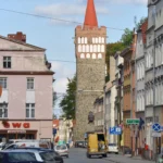 Brama Wrocławska w Paczkowie – zabytkowa wieża bramna w systemie murów obronnych