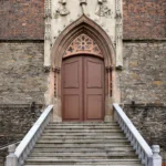 Wejście główne i schody do kościoła św. Jana Ewangelisty w Paczkowie – gotycki portal