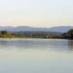 Jezioro Nyskie – spokojna tafla wody i widok na linię brzegową, idealne miejsce na wypoczynek.