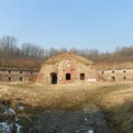 Fort Prusy w Nysie – widok na zabytkowe obwarowania i wejście do fortyfikacji Twierdzy Nysa.