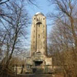 Fragment murów obronnych Twierdzy Nysa – zabytkowe fortyfikacje otoczone zieleni.