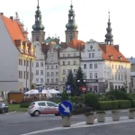 Kolorowe, zabytkowe kamienice przy północnej pierzei Rynku w Nysie.