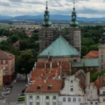 Panorama lotnicza centrum Nysy z widokiem na Bazylikę, Rynek i zakole rzeki.