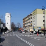 Zabytkowa Wieża Wrocławska w Nysie widoczna w perspektywie ulicy – symbol dawnych obwarowań miasta.