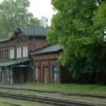 Dworzec kolejowy w Paczkowie – zabytkowy budynek stacji