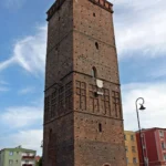 Monumentalna Wieża Ziębicka w Nysie – jedna z dwóch zachowanych średniowiecznych wież bramnych.