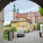 Brama Nyska w Otmuchowie z widokiem na bazylikę św. Mikołaja w tle