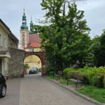 Brama Nyska w Otmuchowie z widokiem na bazylikę św. Mikołaja w tle