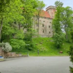 Panorama górnej części Otmuchowa z widocznym wzgórzem zamkowym