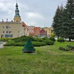 Widok z placu kościelnego w Otmuchowie na ratusz i zabudowę rynku