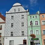 Zabytkowe kamienice na rynku w Paczkowie – kolorowe fasady i detale architektoniczne