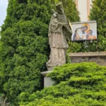 Barokowy pomnik świętego Jana Nepomucena na placu kościelnym w Otmuchowie
