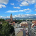 Panorama Paczkowa z Wieży Wrocławskiej – widok na ratusz, kościół i Góry Opawskie