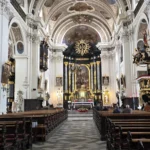 Wnętrze kościoła w Otmuchowie z bogato zdobionym barokowym ołtarzem głównym