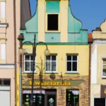 Kolorowa kamieniczka na Rynku w Otmuchowie z bogato zdobioną fasadą