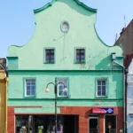 Turkusowa kamienica przy ulicy Nyskiej w Otmuchowie