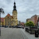 Zabytkowy ratusz w Otmuchowie z wieżą zegarową na rynku