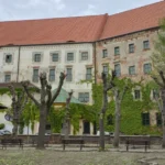 Dziedziniec zamku w Otmuchowie z widokiem na kamienną wieżę