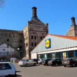 Dworzec kolejowy w Głubczycach. Historyczny budynek dworca z charakterystycznymi wieżami.