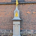 Baszta obronna przy poczcie w Głubczycach. Zabytkowa baszta z murów obronnych miasta.