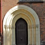 Mury obronne miejskie w Głubczycach. Portal z gotyckimi kolumnami w murze obronnym.