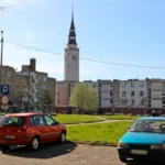 Budynek Urzędu Miejskiego w Głubczycach przy ul. Niepodległości 14. Widok z wieżą ratusza w tle.