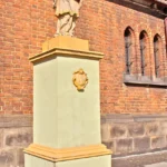 Kościół Franciszkanów pw. świętych Idziego i Bernarda w Głubczycach. Elewacja kościoła z cegły.