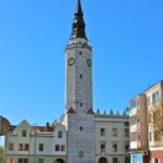 Kamienice na Rynku w Głubczycach z widoczną wieżą ratusza