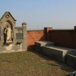 Pomnik upamiętniający poległych w I wojnie światowej w Starym Grodkowie, z krzyżem i tablicą z nazwiskami