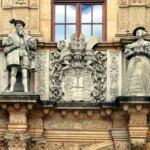 Portal bramny Zamku Piastów Śląskich w Brzegu z bogatymi zdobieniami rzeźbiarskimi, postacie władców i herby na elewacji renesansowej bramy