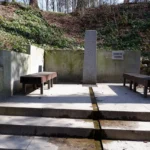 Źródło Wiktorii w Spa Parku w Głuchołazach z ozdobną budowlą i otaczającą zielenią