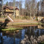 Górny Stawek w Parku Zdrojowym w Głuchołazach, otoczony skarpą i drzewami