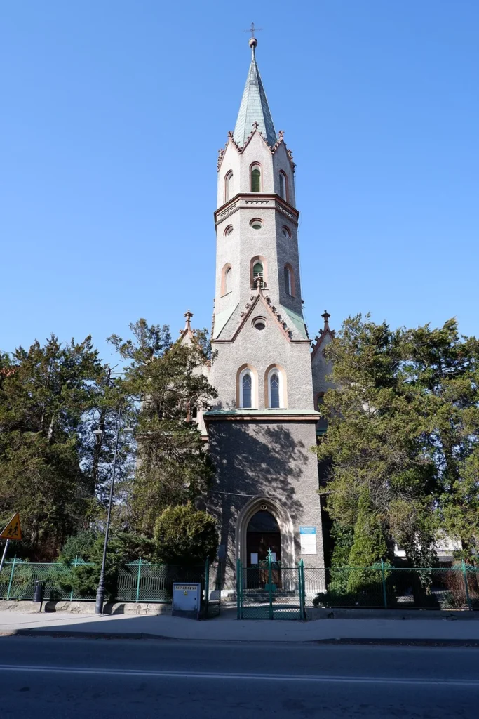 Kościół świętego Franciszka z Asyżu w Głuchołazach, widok fasady z wieżą