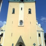 Fasada kościoła św. Wawrzyńca w Głuchołazach z dwiema wieżami i neobarokowym portalem wejściowym