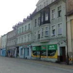 Rynek w Głuchołazach z rzędami zabytkowych kamienic i brukowaną nawierzchnią