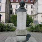 Pomnik Józefa Elsnera na rynku w Grodkowie, popiersie kompozytora ustawione na wysokim cokole przed ratuszem