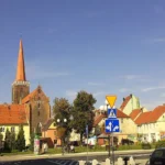 Panorama Grodkowa z widocznym centrum miasta, wieżą kościoła św. Michała Archanioła i zabudową mieszkalną