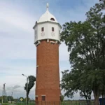 Wieża ciśnień w Grodkowie, wysoka ośmioboczna wieża z cegły z zbiornikiem wodnym w górnej części