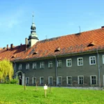 Klasztor Franciszkanów w Głubczycach - część zakonna. Elewacja historycznego budynku klasztornego.