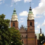 Kościół Parafialny Narodzenia Najświętszej Maryi Panny w Głubczycach. Widok gotyckiego kościoła z charakterystycznymi wieżami.