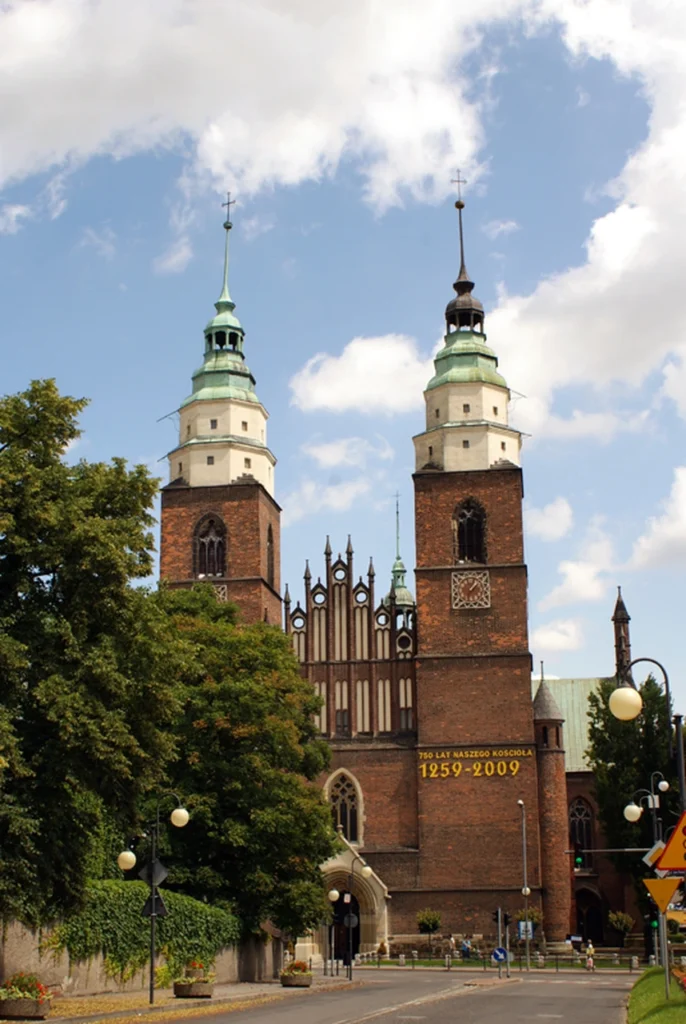 Kościół Parafialny Narodzenia Najświętszej Maryi Panny w Głubczycach. Widok gotyckiego kościoła z charakterystycznymi wieżami.