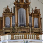 Prospekt organowy w kościele św. Michała Archanioła w Prudniku na zdjęciu z 2021 roku