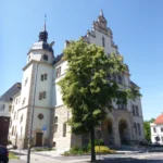 Neogotycki gmach Sądu Rejonowego w Brzegu z charakterystyczną wieżą zegarową