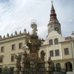 Ratusz miejski w Głubczycach z kolumną maryjną na pierwszym planie. Widok historycznego centrum miasta.