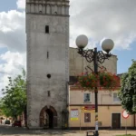 Brama Ziębicka w Grodkowie, masywna ceglano-kamienna wieża dawnej bramy miejskiej przy ulicy Warszawskiej